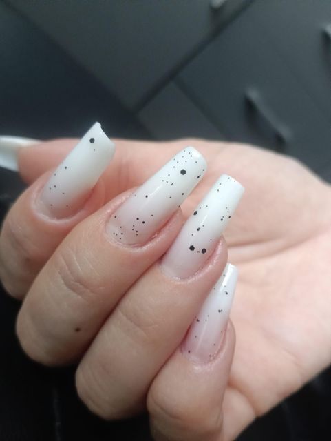 Manichiură ombre alb-lăptos cu picățele