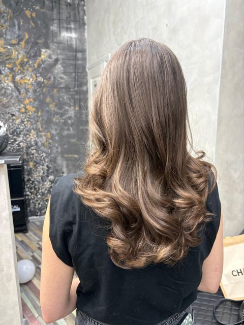 Balayage pe păr lung, șaten luminos cu bucle