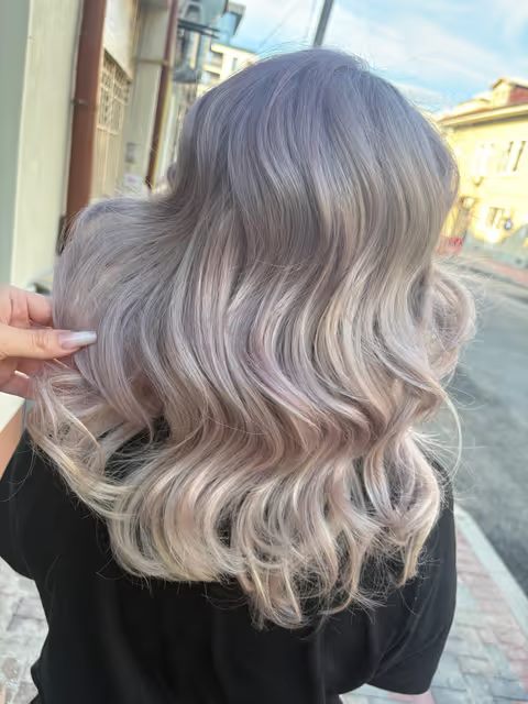 Blond argintiu, păr ondulat
