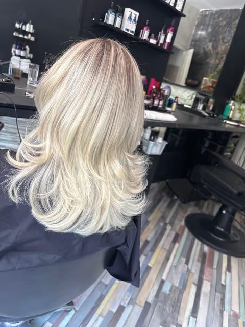 Blond deschis cu șuvițe, coafat în straturi