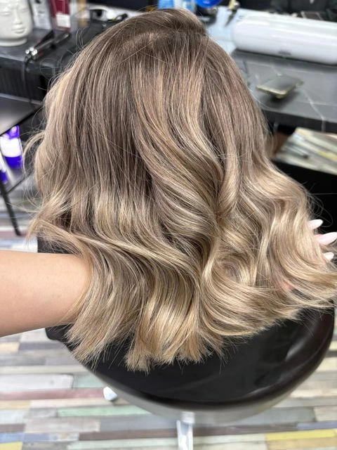 Balayage bronde, păr ondulat