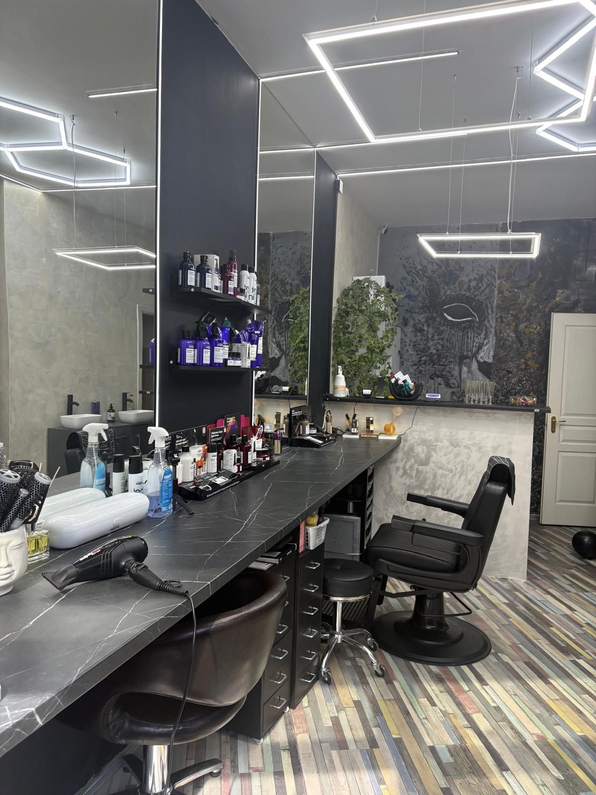 Interiorul salonului Monelle Beauty din București